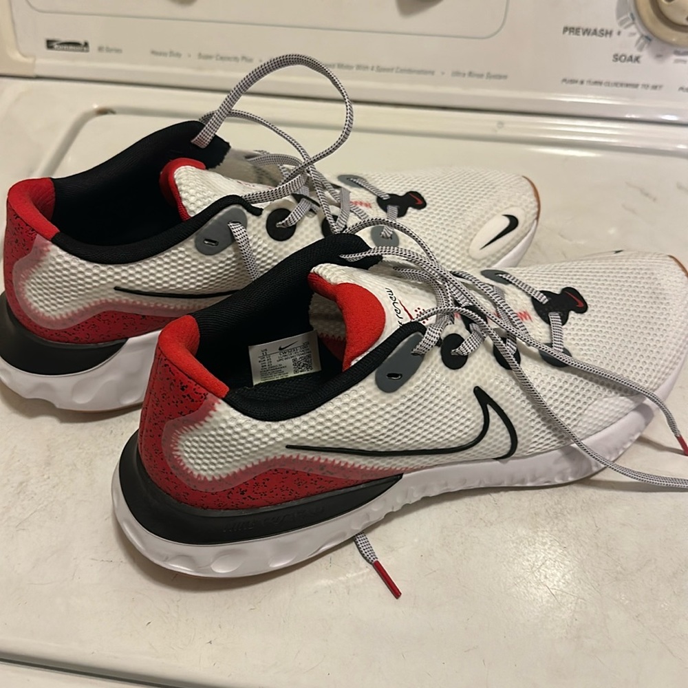 Men’s size 11 Nike renew